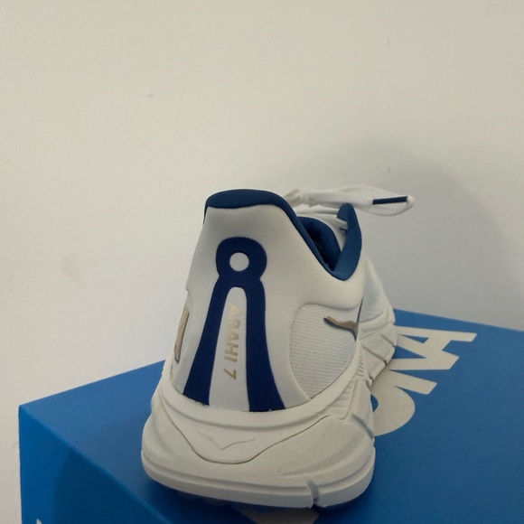 Hoka Arahi 7 Running Sneakers - Picture 2 of 4